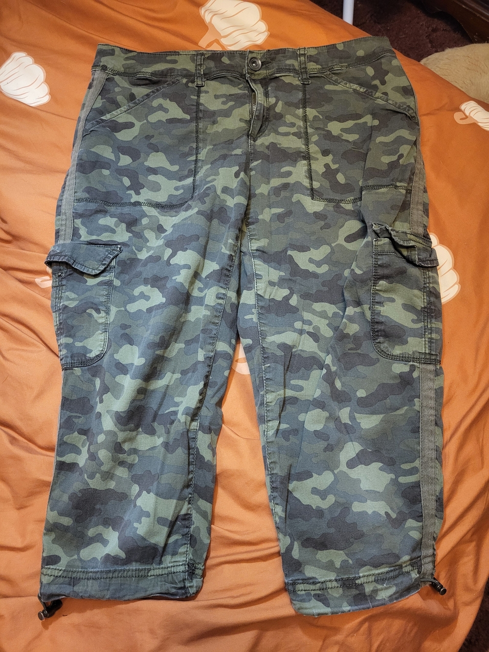 Time and Tru Womens Camo Cargo Capris in Green